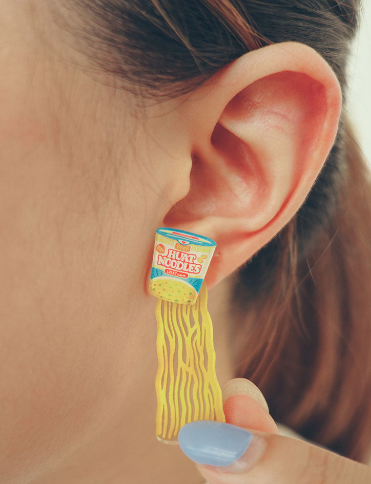 Unique 2-way acrylic earrings with cup noodles design and overflowing noodles